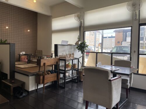 神野喫茶店×JINNO COFFEEの店内の小上がり席