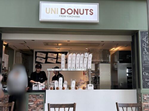 UNI DONUTSの店前