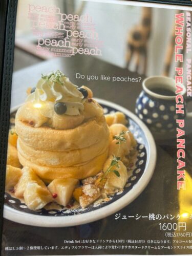 JINNO COFFEEの桃のパンケーキ