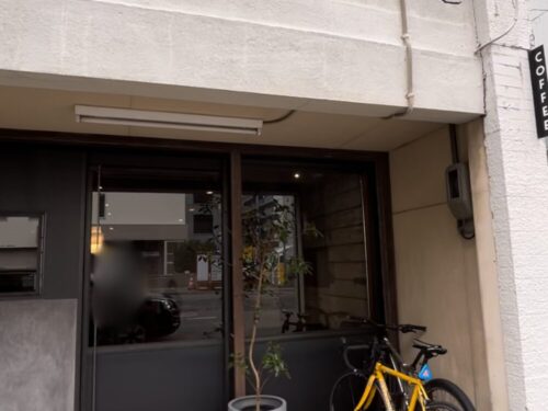 TRAIL HUTの店前