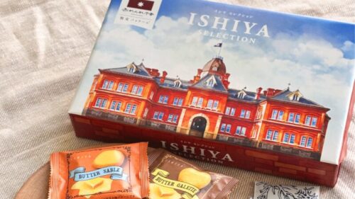 赤れんが庁舎に【白い恋人 Akarenga sweets labo】のクッキーなど