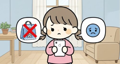 残念そうに携帯を見る少女