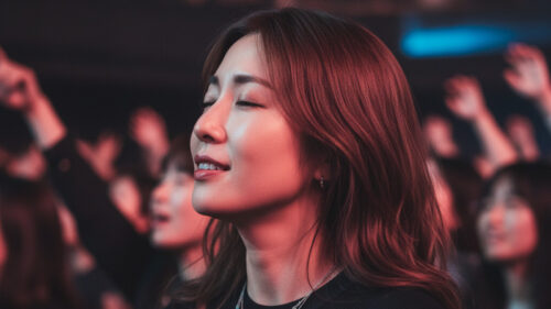 ライブを楽しむ女性